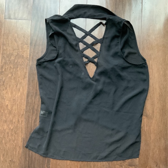 Black Tank Top Buttoned Top with Cutout. Size M. - Picture 3 of 6